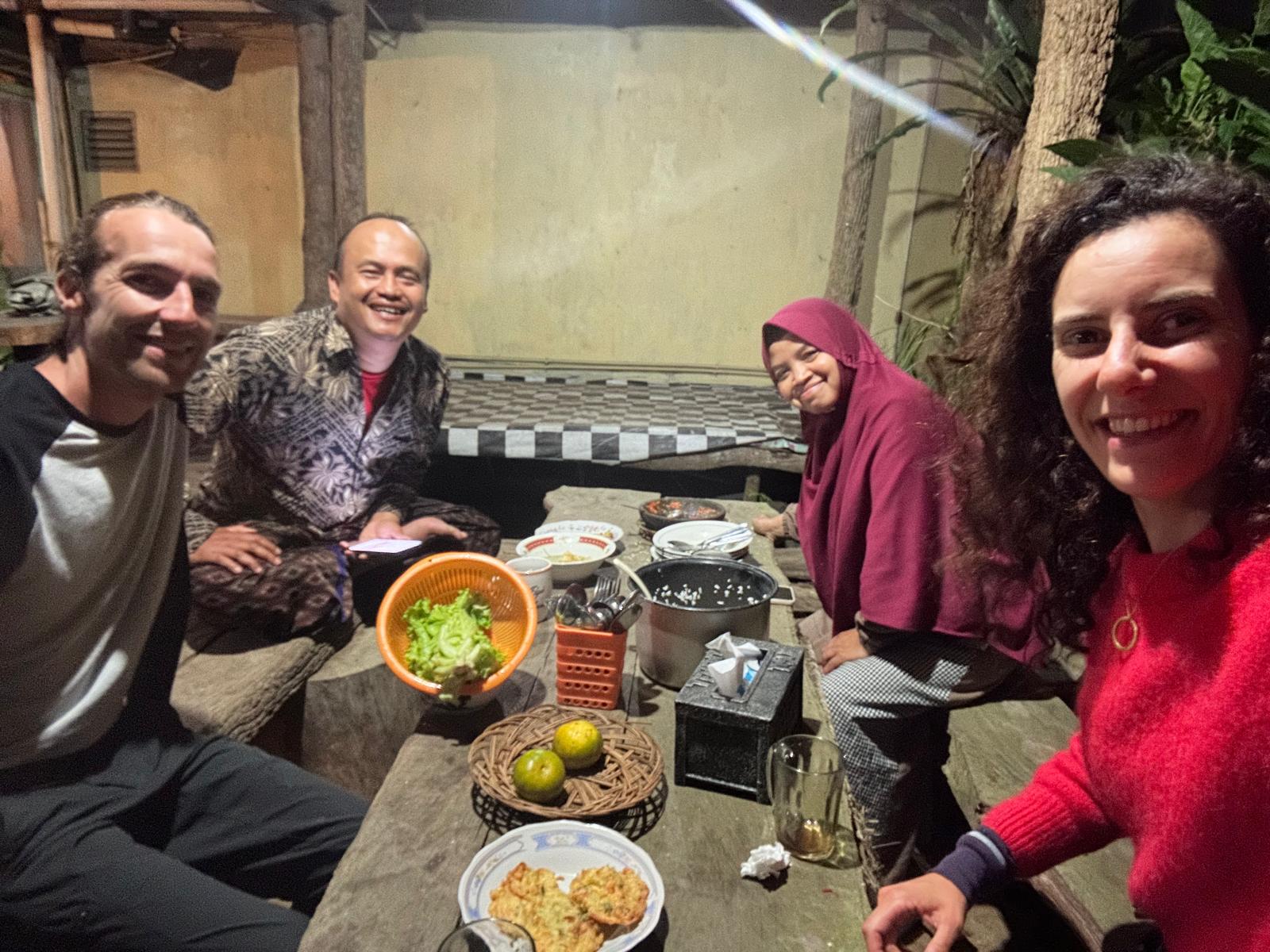 Having a vegan dinner together with Julie and Fabrice from France, and Joebin Han from Korea. We are used to serve you for  Vegetarian and also Omni ones AS well lol🙏🏻😍