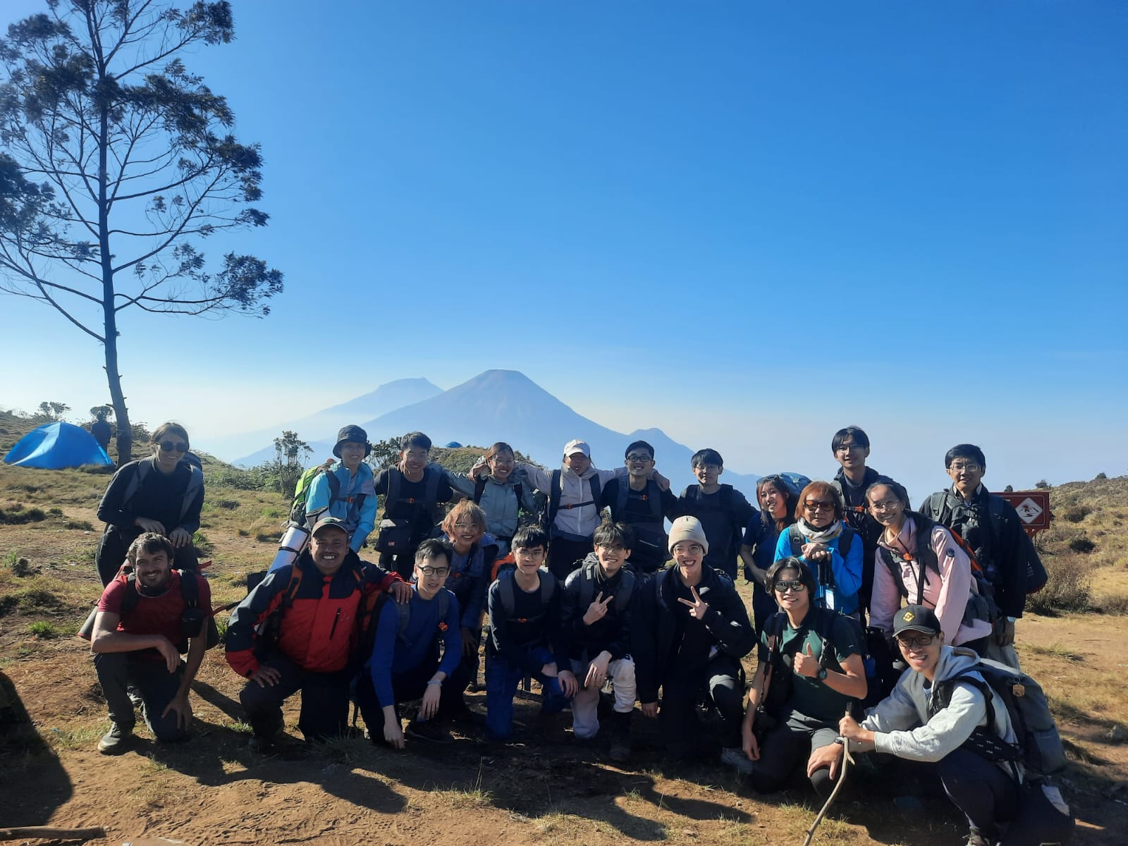 The package tour for Nanyang University Singapore members; enjoy the both sunset & sunrise, night camping & milky way on the top of mount. Prau