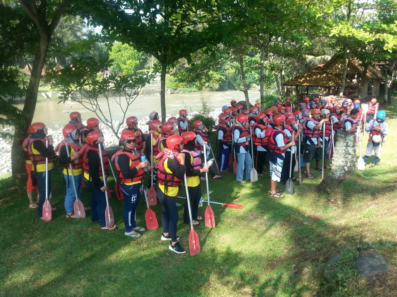 What a challenging rafting on river Serayu together with a group of Indonesian Police Women 😅😘