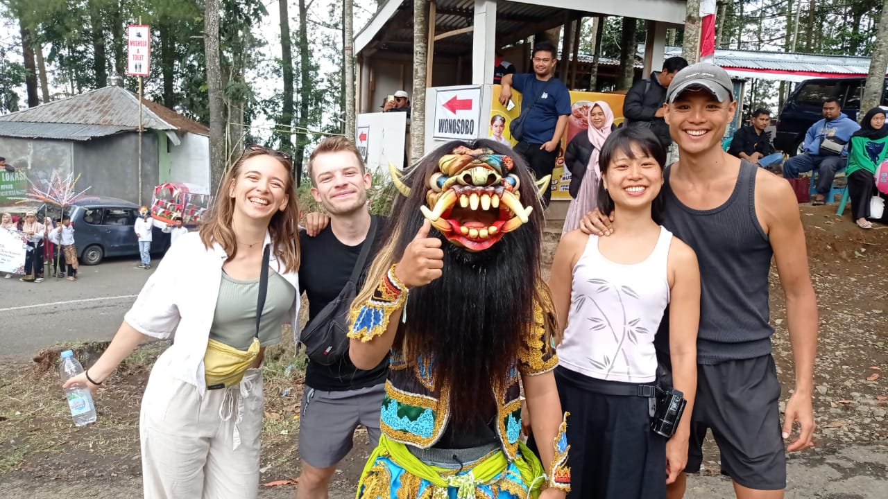Join a village carnaval for a longline but much fun lol. Anouk and Thijn from The Netherlands, Horton from Australia, and DENISE from Hongkong😅😘