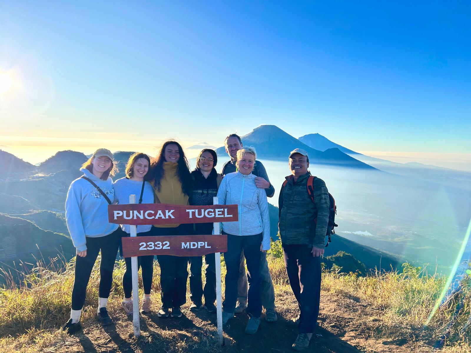 Sunrise tour and explore the Plateau by then, together with; Nadine and Steffen from Dresden Germany, and Sarah Cs from Australia 😅😘
