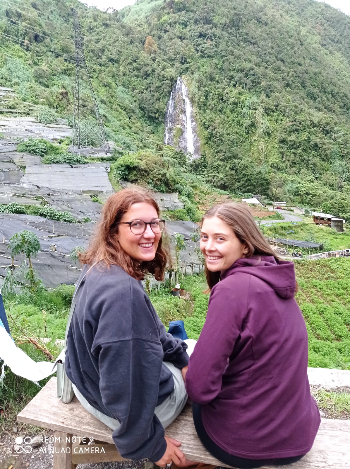 Swiss girls relax on the Swiss Van Java lol. "It's more beautiful and more green here than Switzerland!" By the way, do you really thinking like that Laura and Iskja?!😅