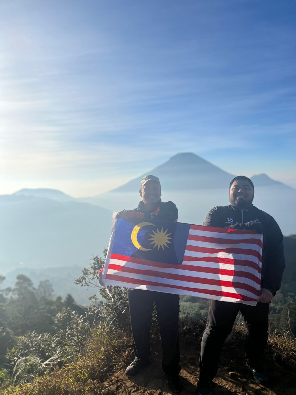 Pengibaran bendera di puncak Sikunir bersama Cik Faris dari Kuala Lumpur Malaysia 😍