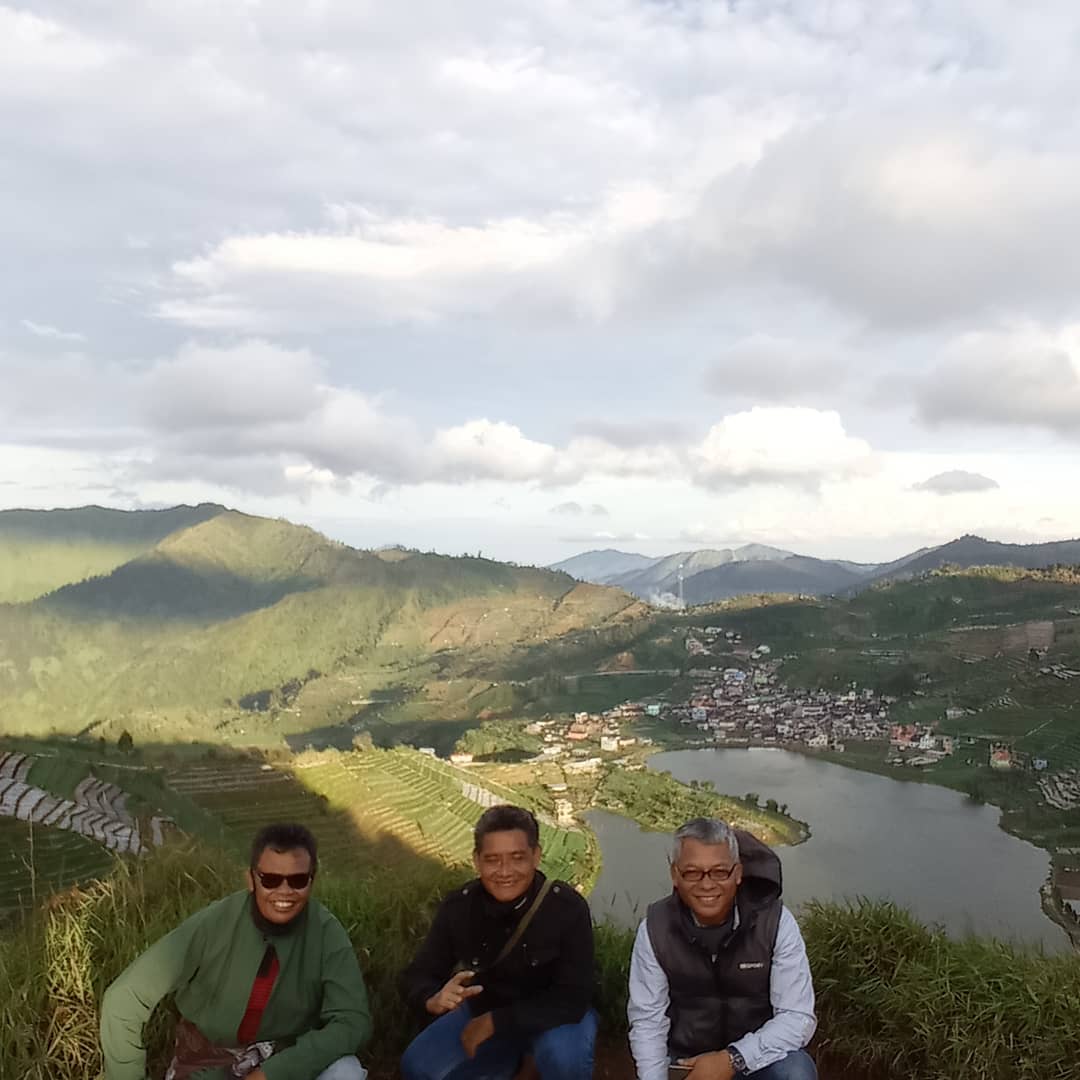 Healing trekking tur yang bikin sehat hati sehat mata, menemani ilmuwan Indonesia penemu jaket anti kanker, Bapak Dr. Warsito & tim😘