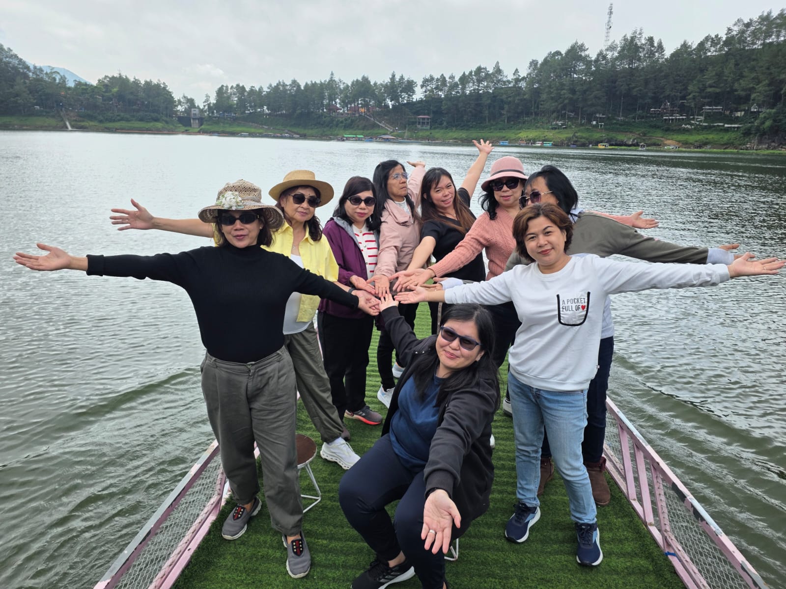 Bersama 9 Bidadari dari Stella Maris Jakarta, mbak bos Natalie Cs lagi Sail Away di Telaga Menjer.. 🙏🏻🥰