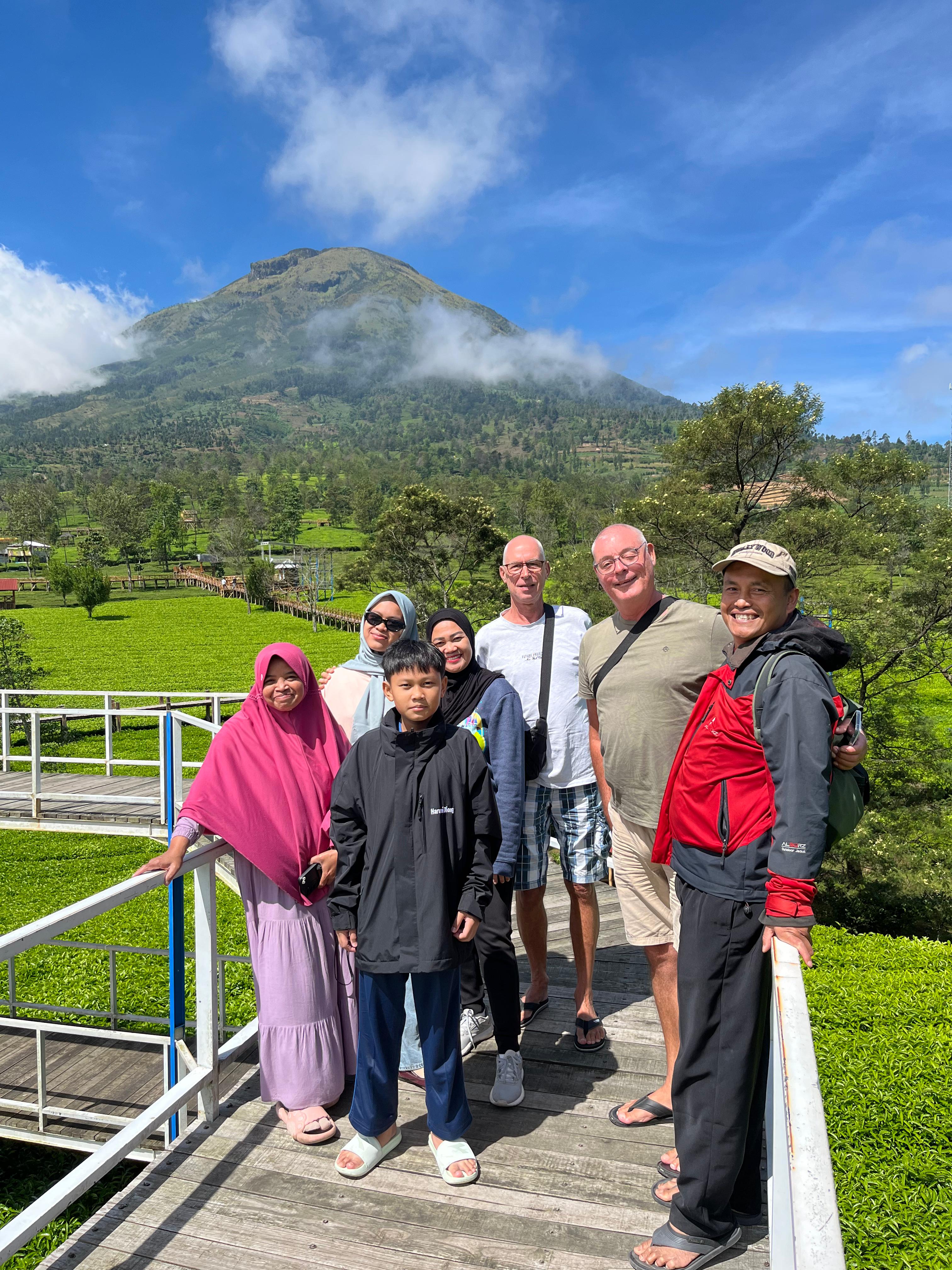 Jelajahi hijaunya Kebun Teh Tambi bersama keluarga Kartika dan Mr. Wowon dari Leiden Belanda 😘