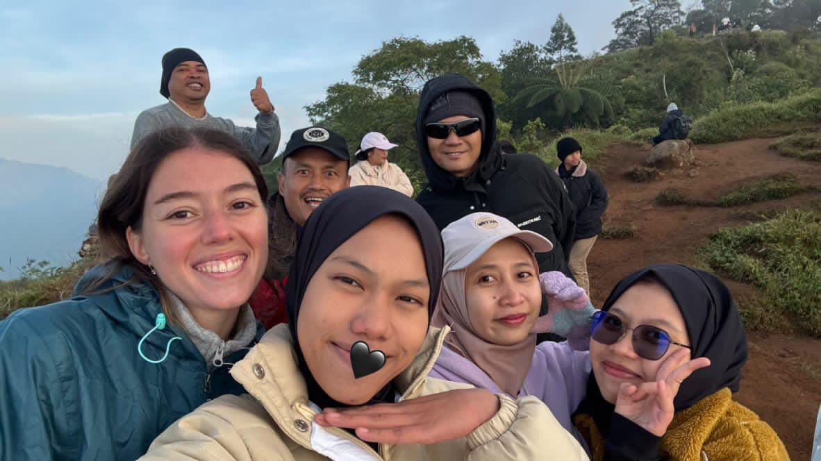 Selfie momen di Puncak Sikunir bersama Miss. Corrine, Mbak Rima , Mbak Tyas, Mbak Jasmine, Mr. Johny, and Mas Rully