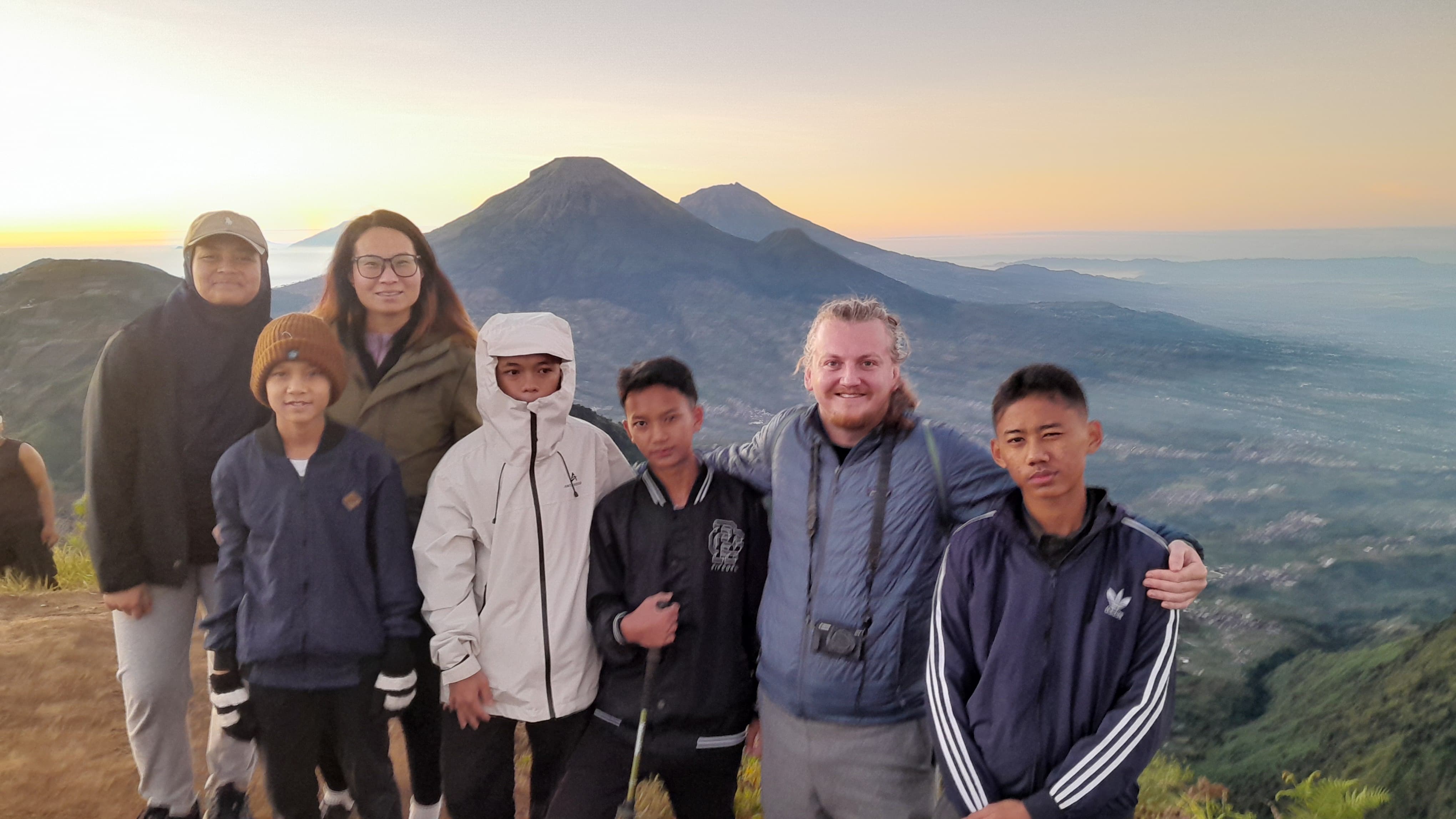 Bersama Ally & Jane, dan mas Gibran Cs yang lagi training naik gunung dibersamai Kakak Harumi.. Top view deh!😍